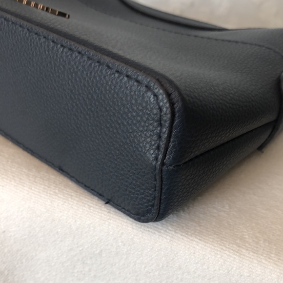 MISSONI FOR SAUDI AIRLINES dark blue vanity case. - Picture 10 of 14